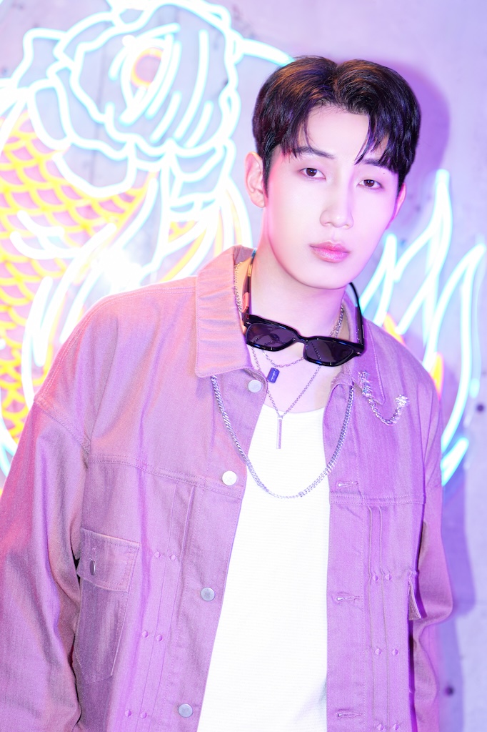 'Red Carpet' Artist Photo PURPLE / SUNGHO